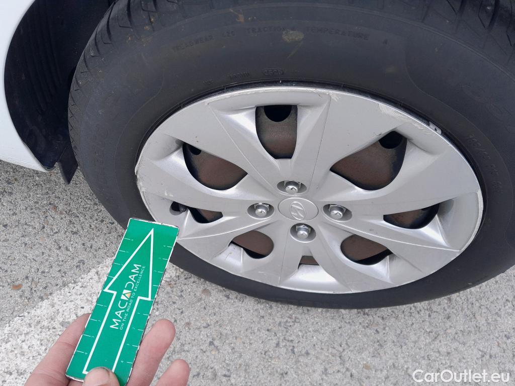  Hyundai  i20 HYUNDAI  5p 2G berlina con portón 1.4 CRDi Klass #39