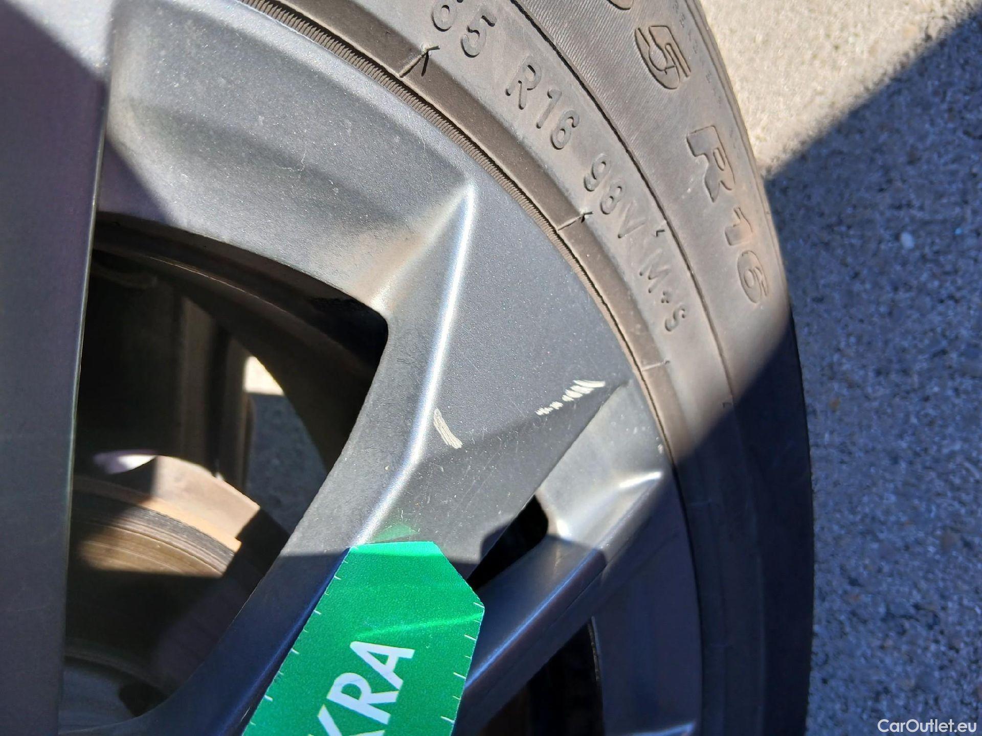  Peugeot  2008 PEUGEOT  / 2019 / 5P / todoterreno Active Pack BlueHDI 81kW (110CV) #34