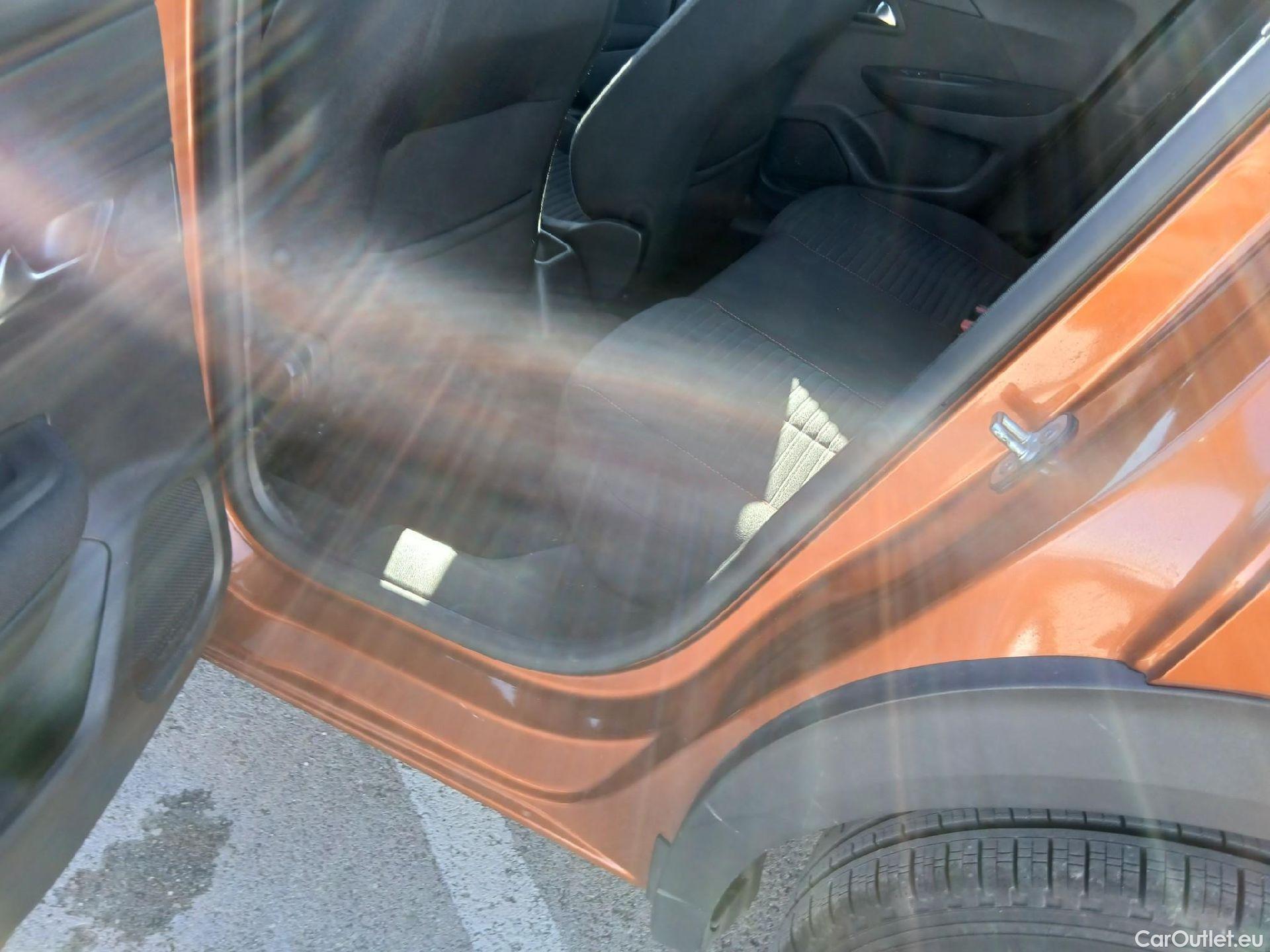  Peugeot  2008 PEUGEOT  / 2019 / 5P / todoterreno Active Pack BlueHDI 81kW (110CV) #19