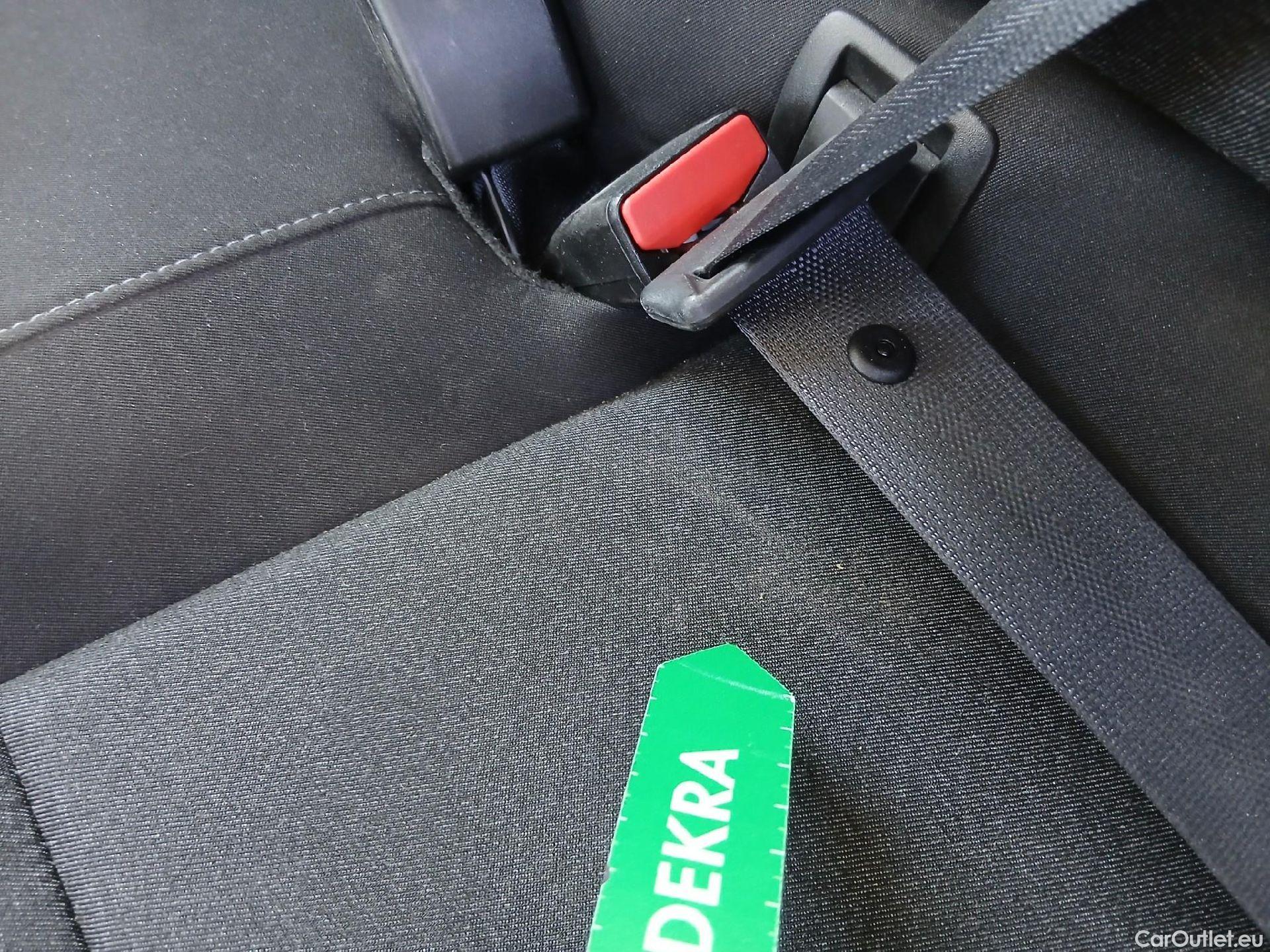  Renault  Clio RENAULT  / 2019 / 5P / berlina con portón Equilibre Blue dCi 74kW (100CV) #47