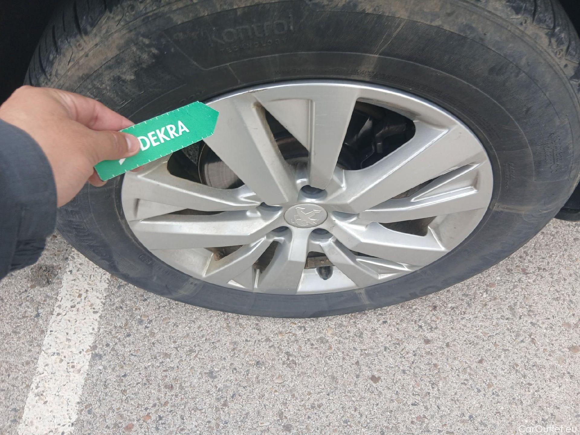  Peugeot  3008 PEUGEOT  / 2016 / 5P / todoterreno 1.5 BlueHDi 96kW (130CV) S&S Style #32