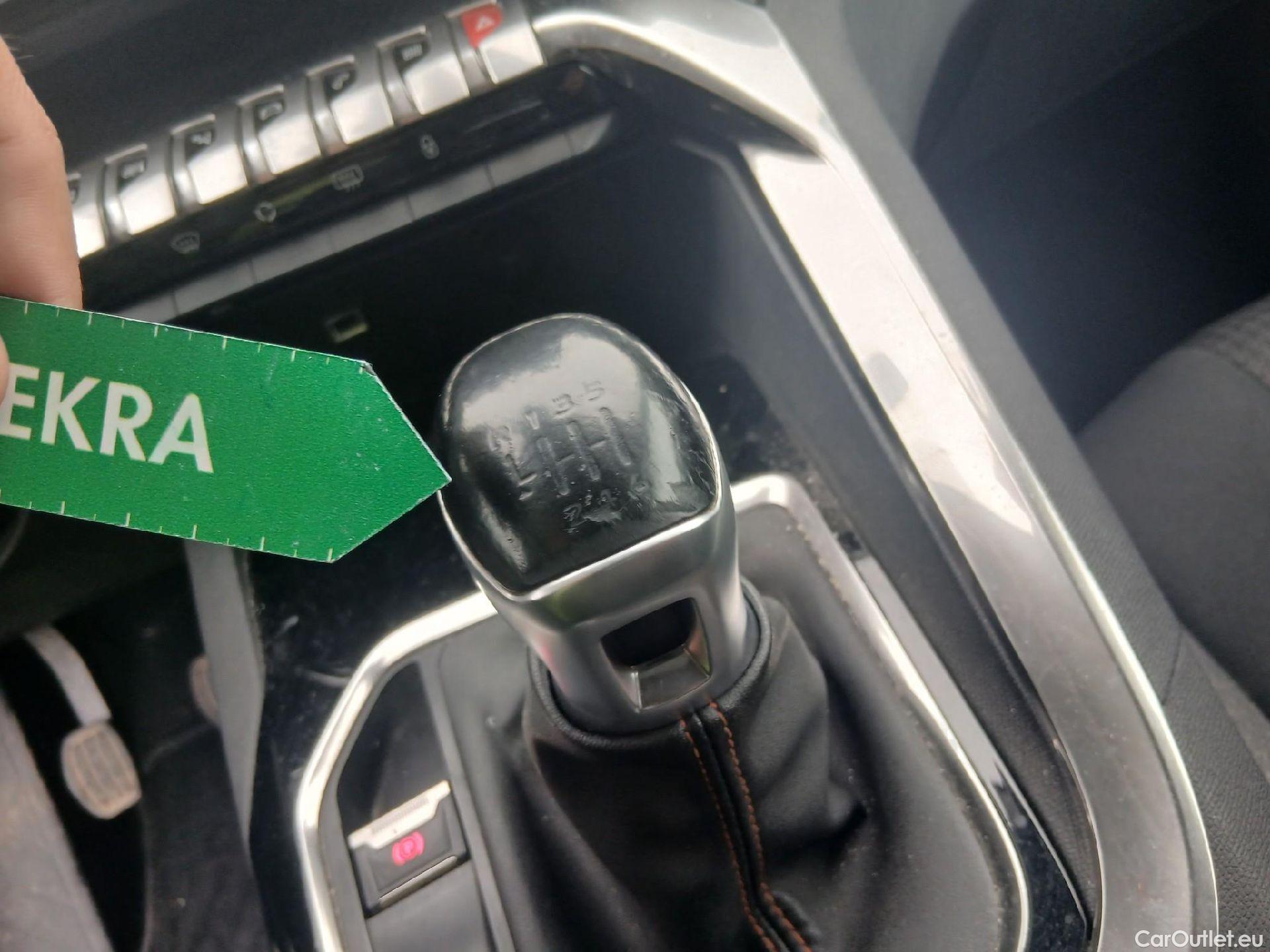  Peugeot  3008 PEUGEOT  / 2016 / 5P / todoterreno 1.5 BlueHDi 96kW (130CV) S&S Style #15