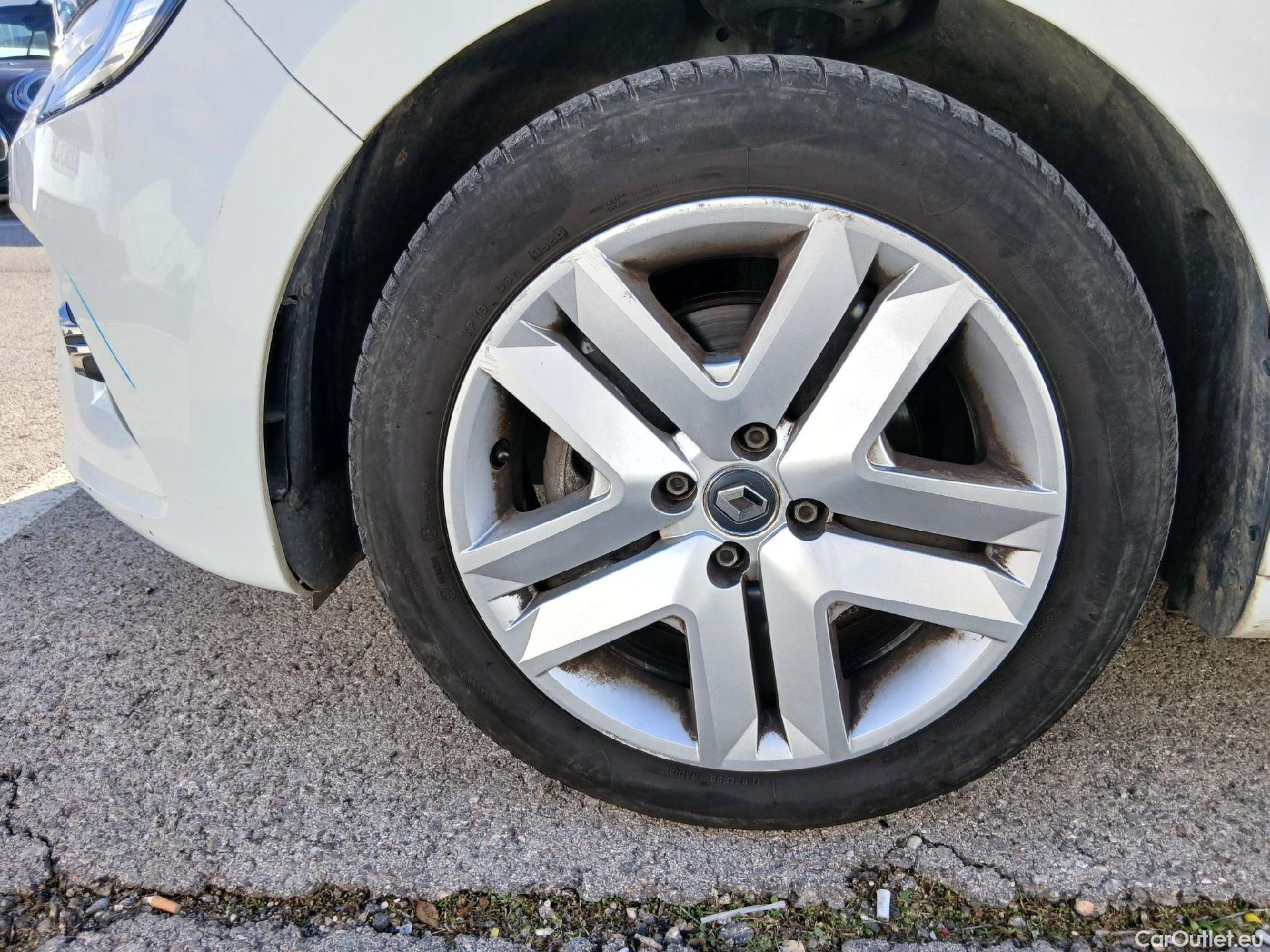  Renault  Clio RENAULT  / 2019 / 5P / berlina con portón Equilibre Blue dCi 74kW (100CV) #4