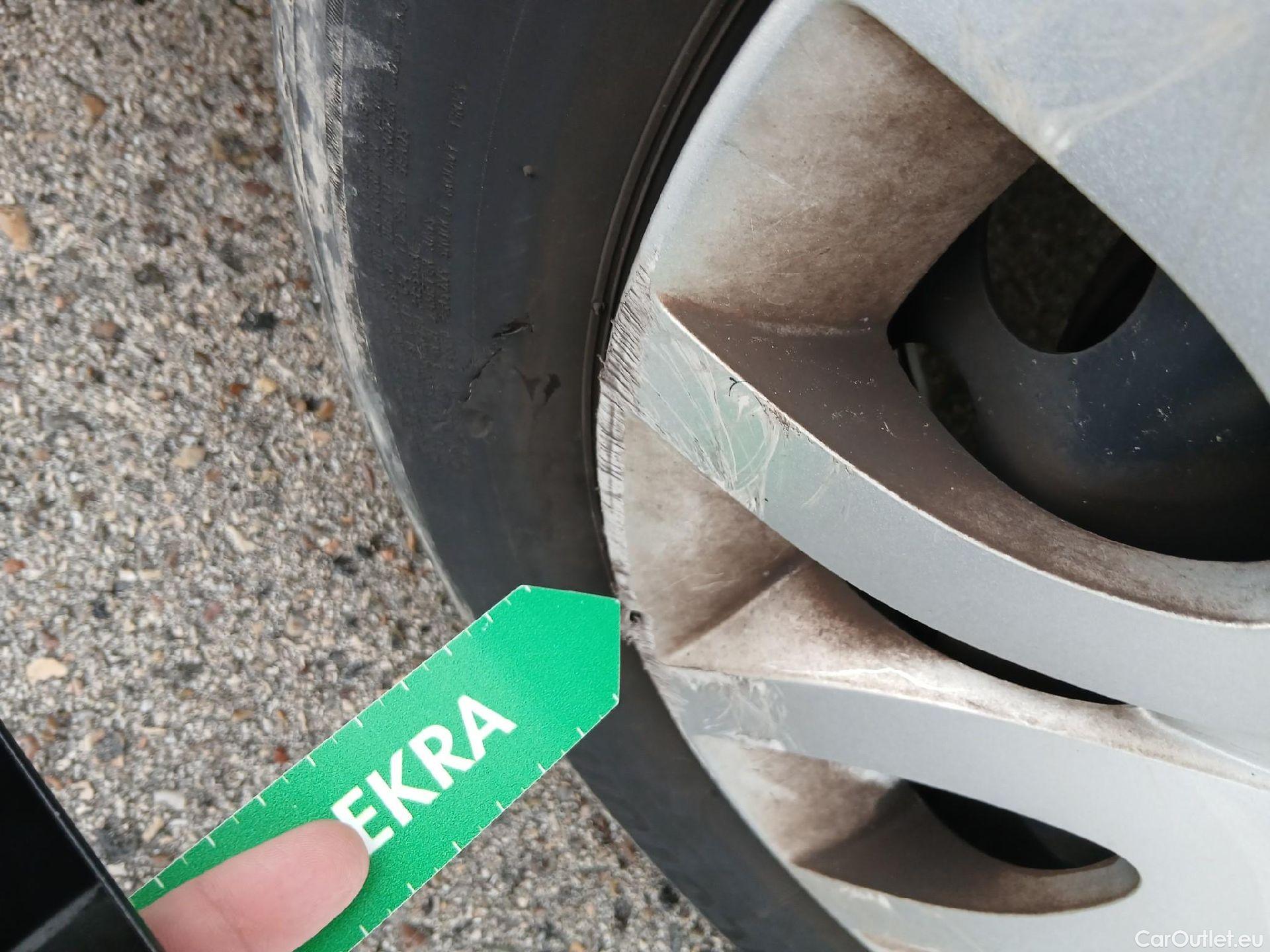  Renault  Clio RENAULT  / 2016 / 5P / berlina con portón Business Energy dCi 66kW (90CV) #2