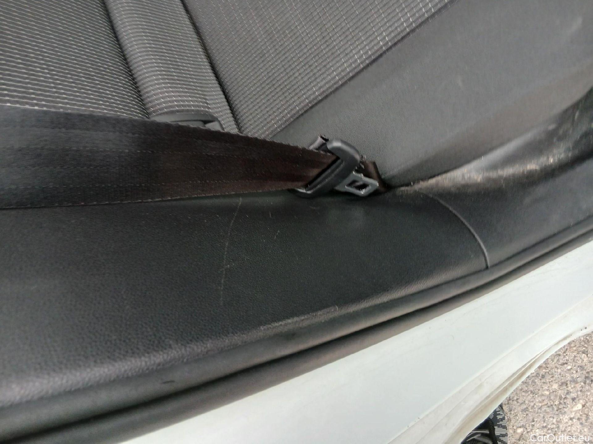  Volkswagen  Golf  VOLKSWAGEN / 2020 / 5P / berlina con portón 2.0 TDI 85kW (115CV) #11