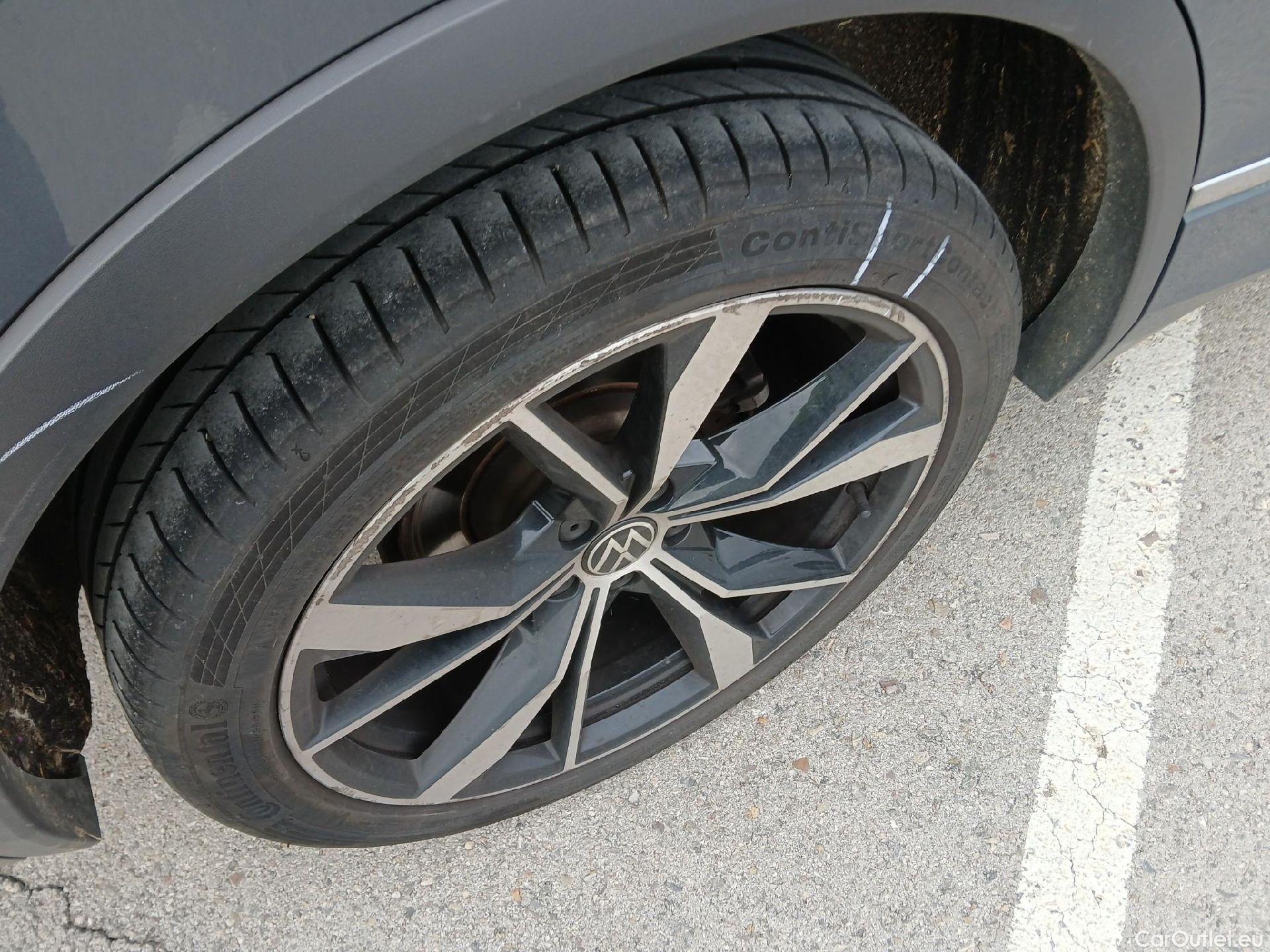  Volkswagen  Tiguan VOLKSWAGEN  / 2020 / 5P / todoterreno R-Line 2.0 TDI 110kW (150CV) DSG #90