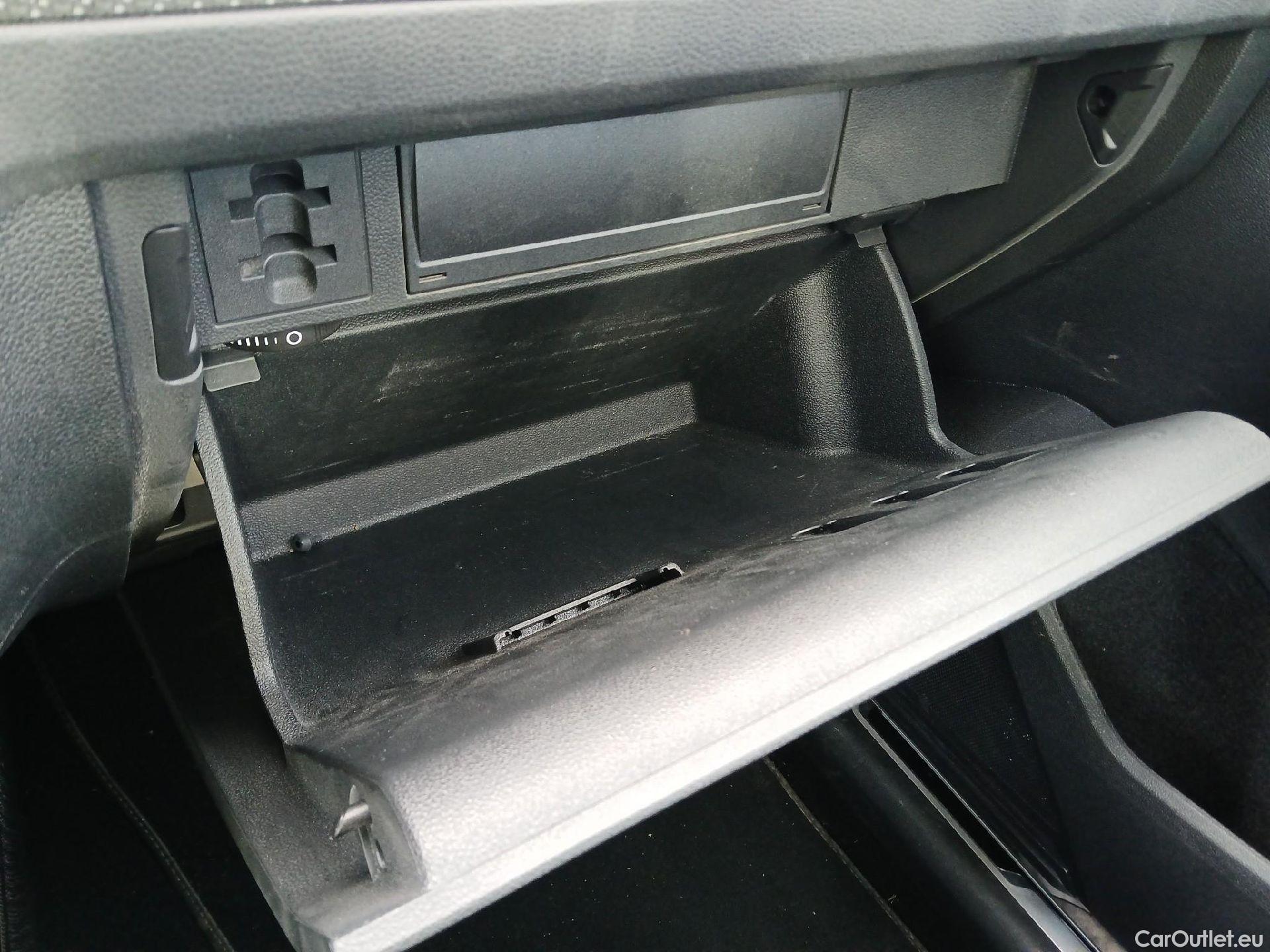  Volkswagen  Tiguan VOLKSWAGEN  / 2020 / 5P / todoterreno R-Line 2.0 TDI 110kW (150CV) DSG #81