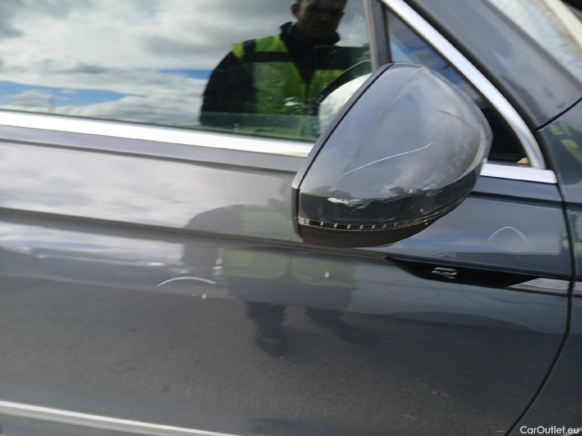  Volkswagen  Tiguan VOLKSWAGEN  / 2020 / 5P / todoterreno R-Line 2.0 TDI 110kW (150CV) DSG #72