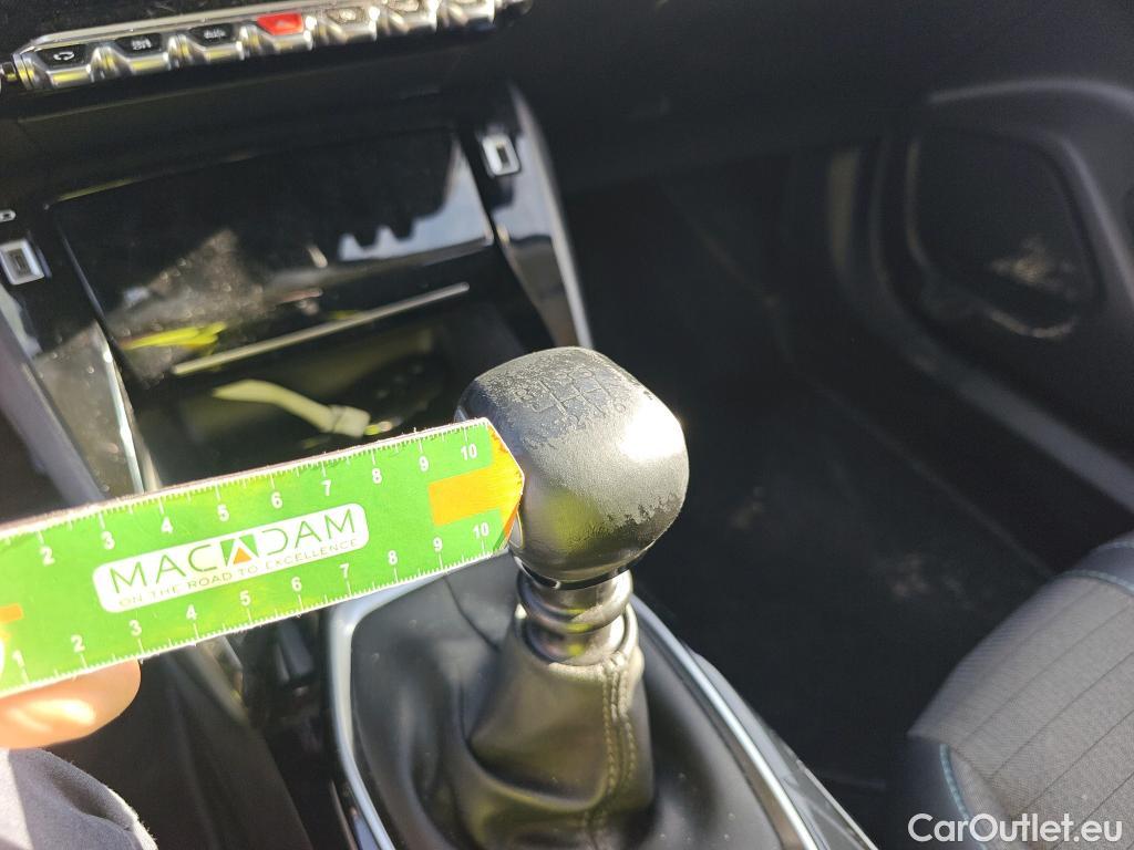  Peugeot  2008 PEUGEOT  / 2019 / 5P / todoterreno Allure BlueHDI 81kW (110CV) #18