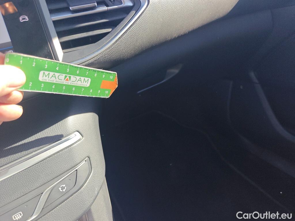  Peugeot  308 PEUGEOT  / 2017 / 5P / berlina con portón 5p Style BlueHDi 130 S&S #20