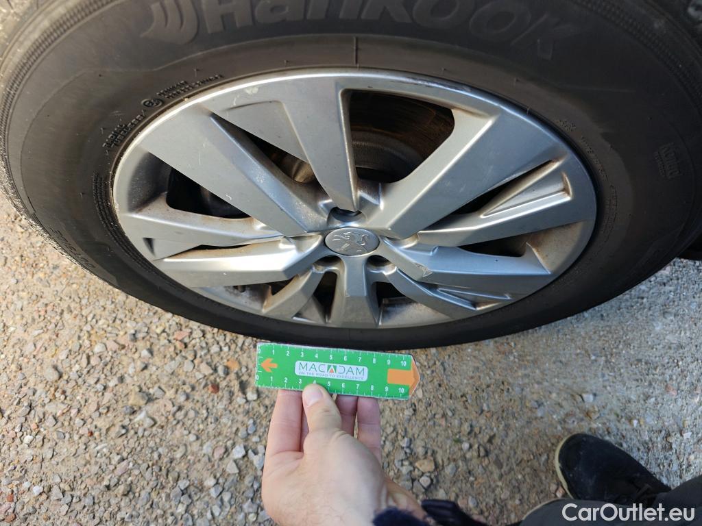  Peugeot  3008 PEUGEOT  / 2016 / 5P / todoterreno 1.5L BlueHDi 96kW (130CV) S&S Active #24