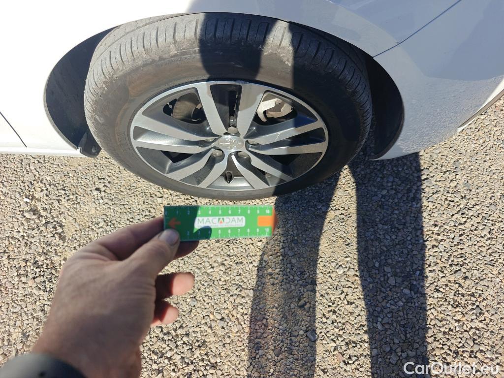  Peugeot  308 PEUGEOT  / 2017 / 5P / berlina con portón 5p Style BlueHDi 130 S&S #3