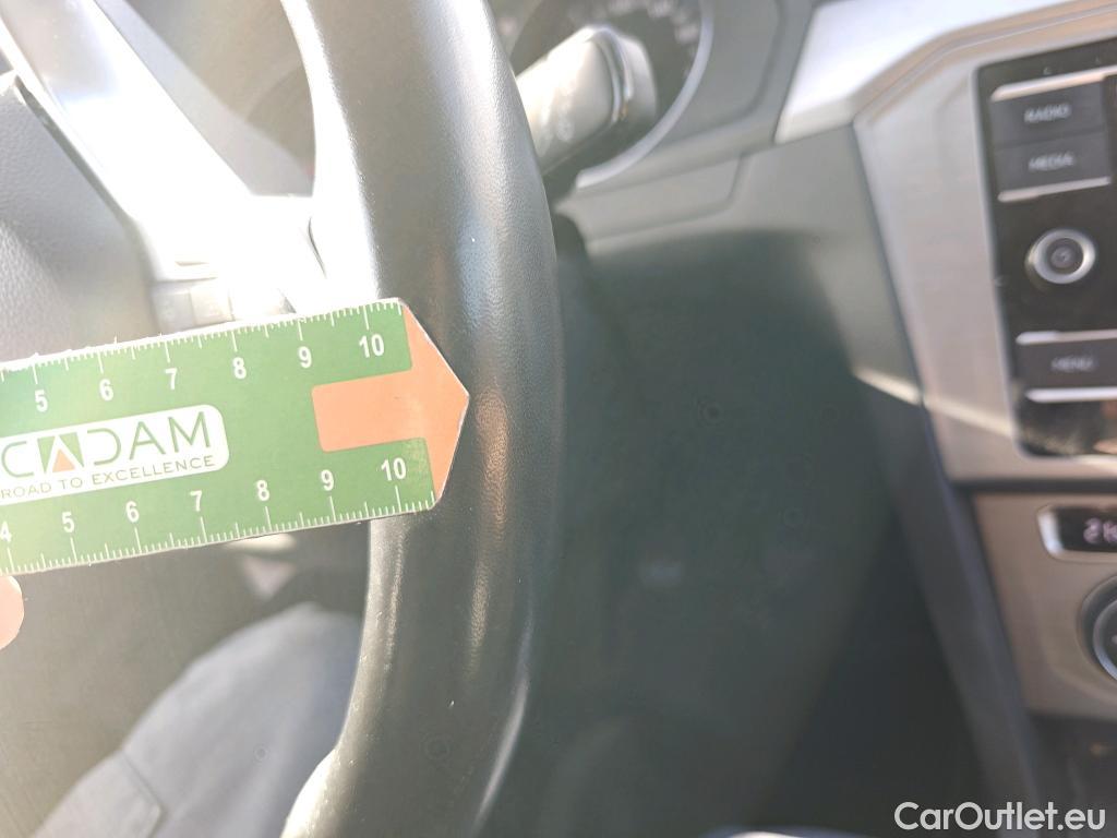  Volkswagen  Passat VOLKSWAGEN  / 2019 / 5P / familiar Variant Business 2.0 TDI 110kW #37