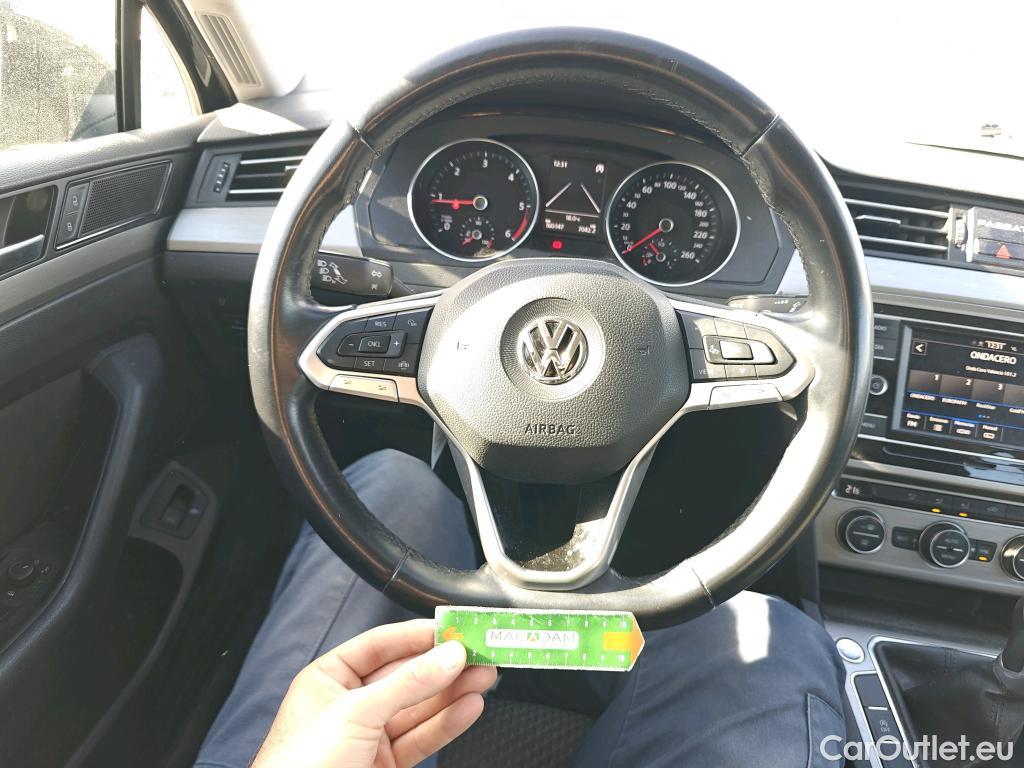 Volkswagen  Passat VOLKSWAGEN  / 2019 / 5P / familiar Variant Business 2.0 TDI 110kW #35