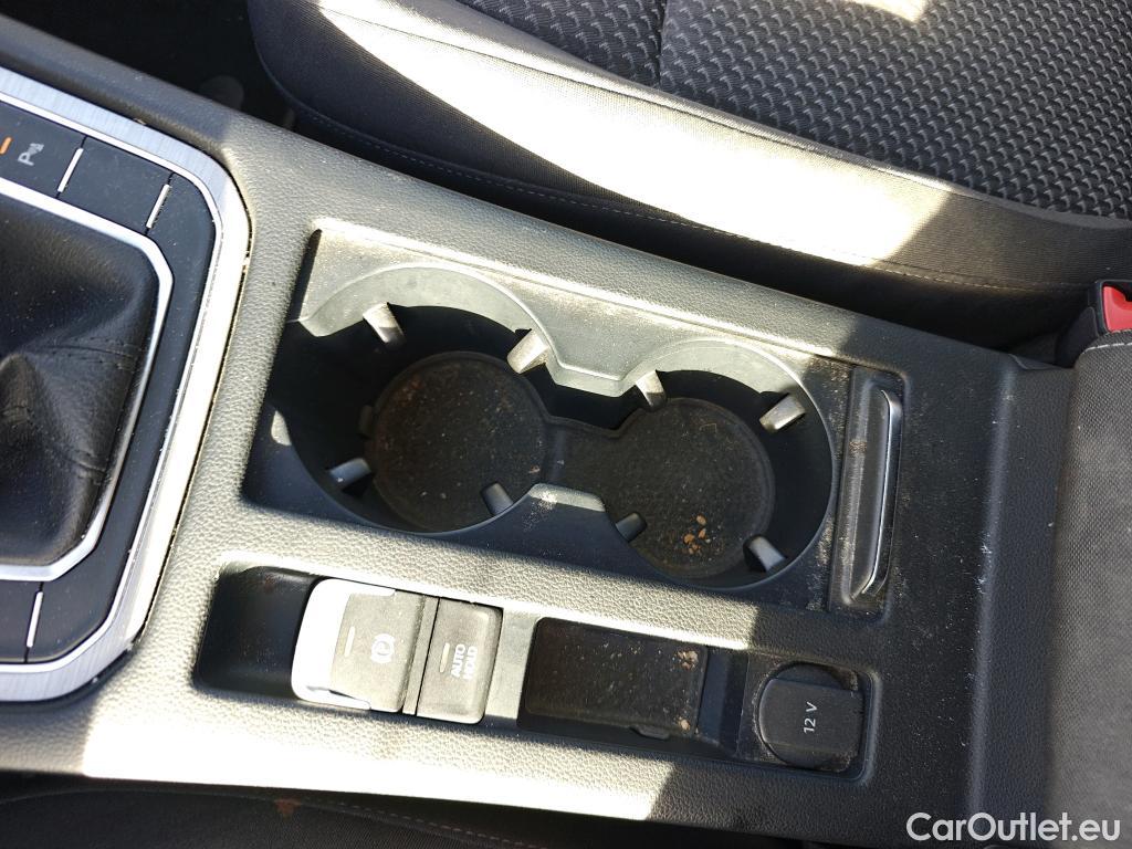  Volkswagen  Passat VOLKSWAGEN  / 2019 / 5P / familiar Variant Business 2.0 TDI 110kW #27