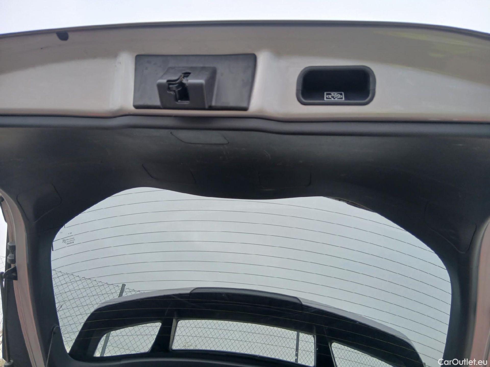  Toyota  C-HR TOYOTA  / 2016 / 5P / todoterreno 1.8 125H Advance (CX) #31