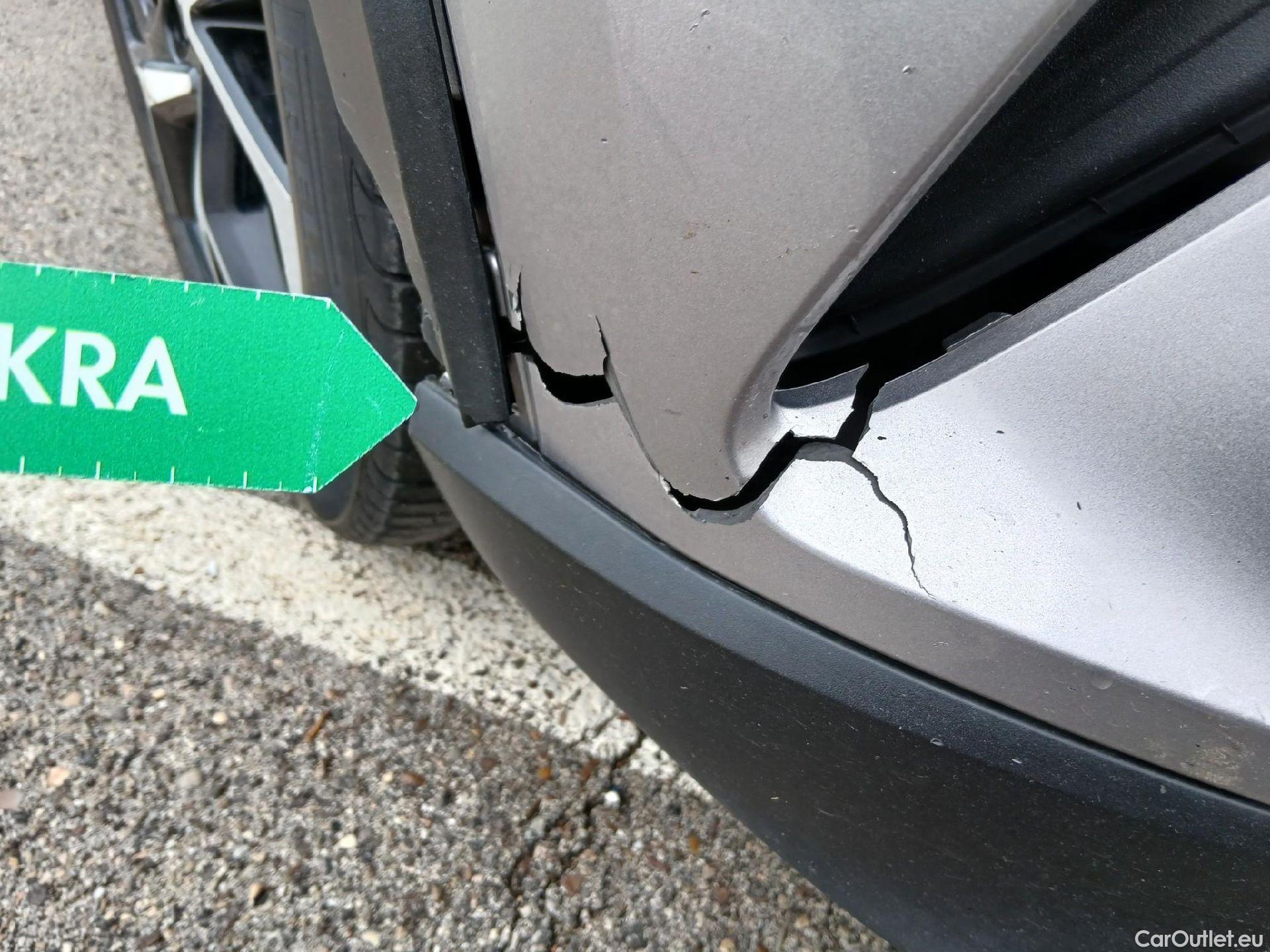  Toyota  C-HR TOYOTA  / 2016 / 5P / todoterreno 1.8 125H Advance (CX) #3