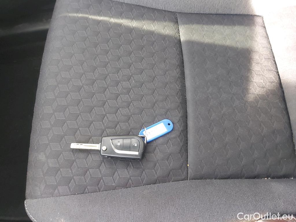  Toyota  Yaris TOYOTA  / 2020 / 5P / berlina con portón 1.5 120H Business Plus #2