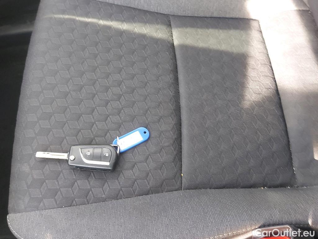  Toyota  Yaris TOYOTA  / 2020 / 5P / berlina con portón 1.5 120H Business Plus #1