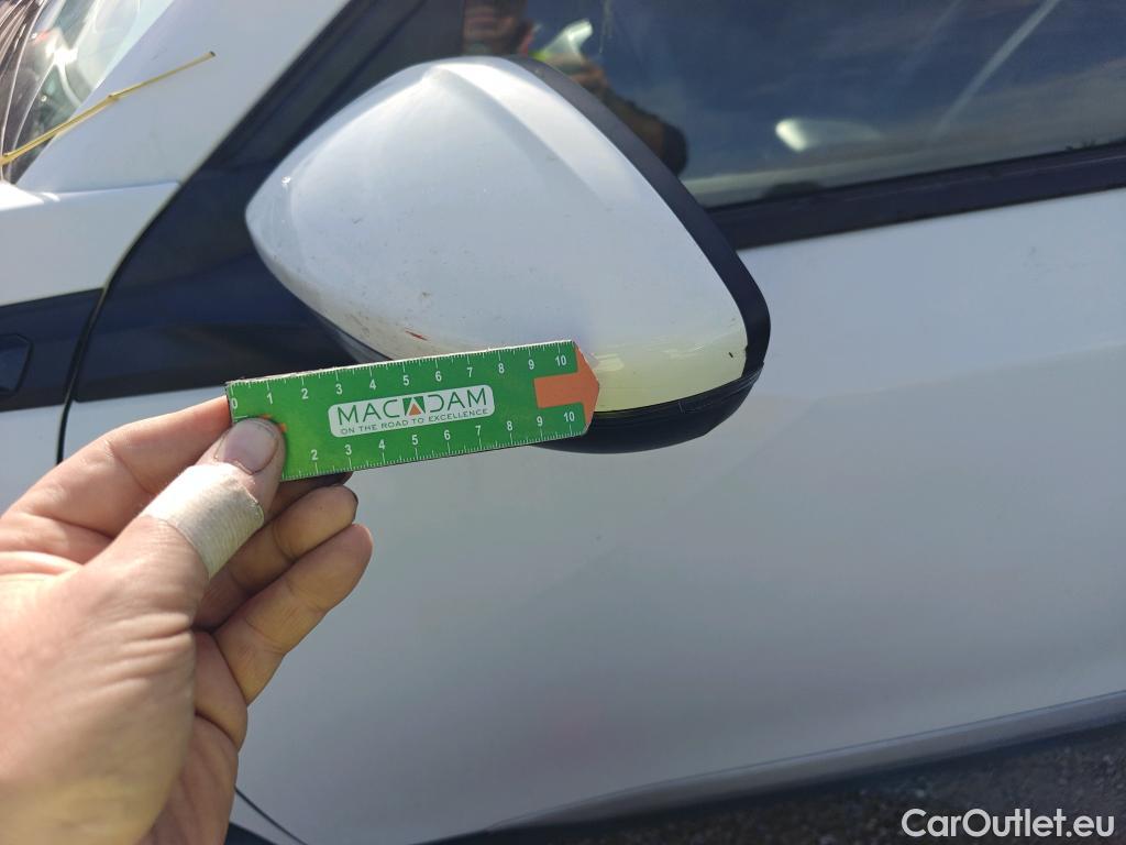  Peugeot  2008 PEUGEOT  / 2019 / 5P / todoterreno Allure BlueHDI 81kW (110CV) #34