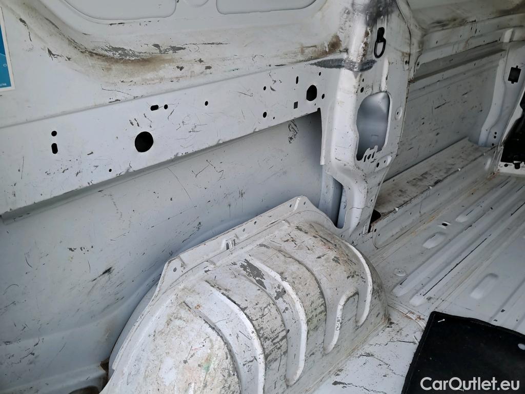  Renault  Trafic RENAULT  / 2019 / 4P / furgón Furgón 27 L1H1 Energy BluedCi 88 kW (AC) #4