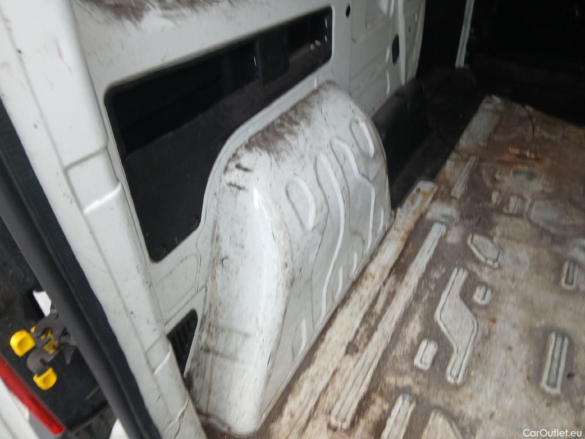  Fiat  Doblo FIAT Doblò Cargo/2015/4P/furgón derivado de turismo Cargo XL Base Plus 1.6 Mjet 78kW (105CV) #46