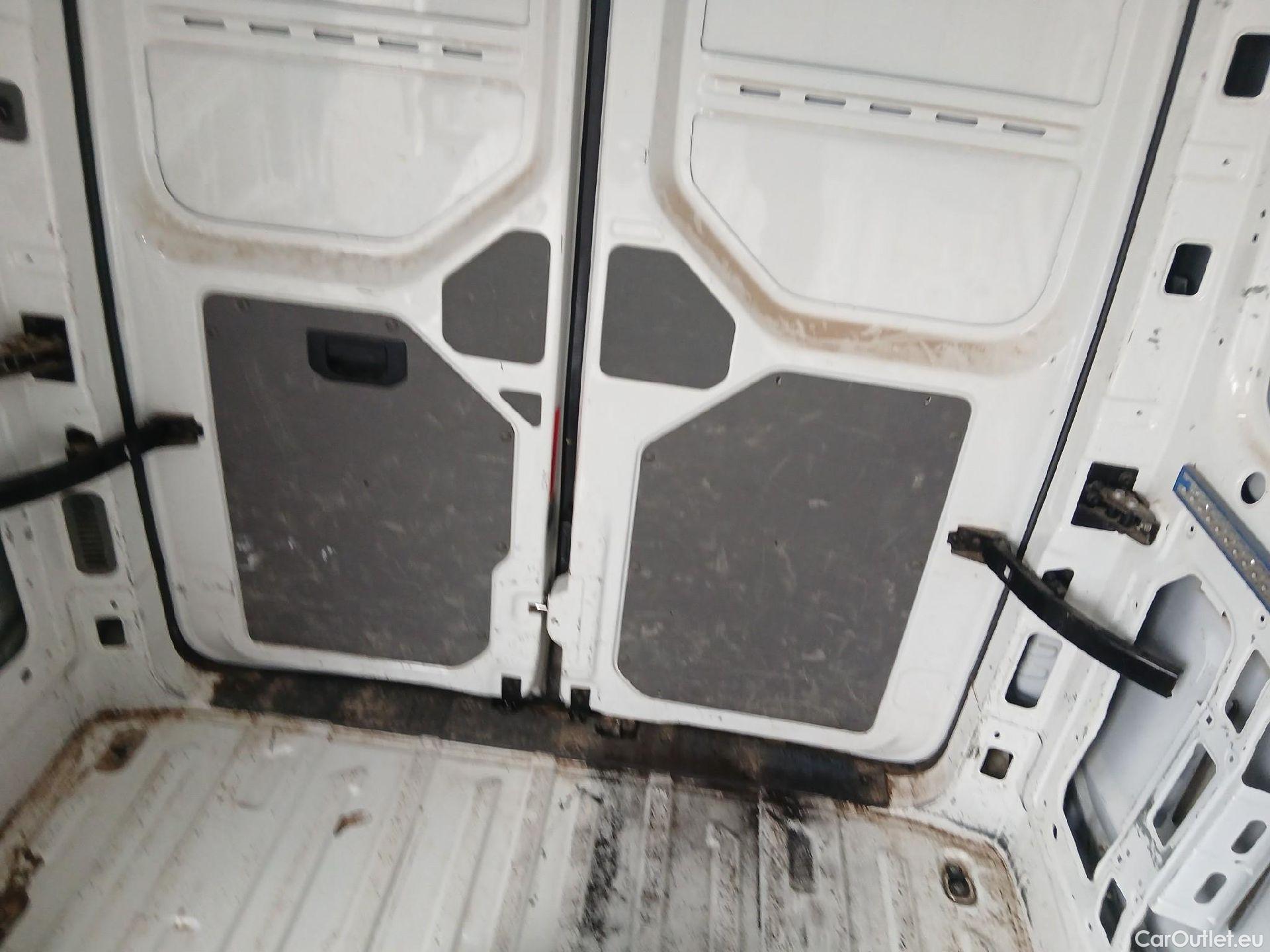  Volkswagen  Crafter VOLKSWAGEN  / 2017 / 4P / furgón 30 Furgón BM TN L3H2 2.0TDI 103kW(140CV) #63