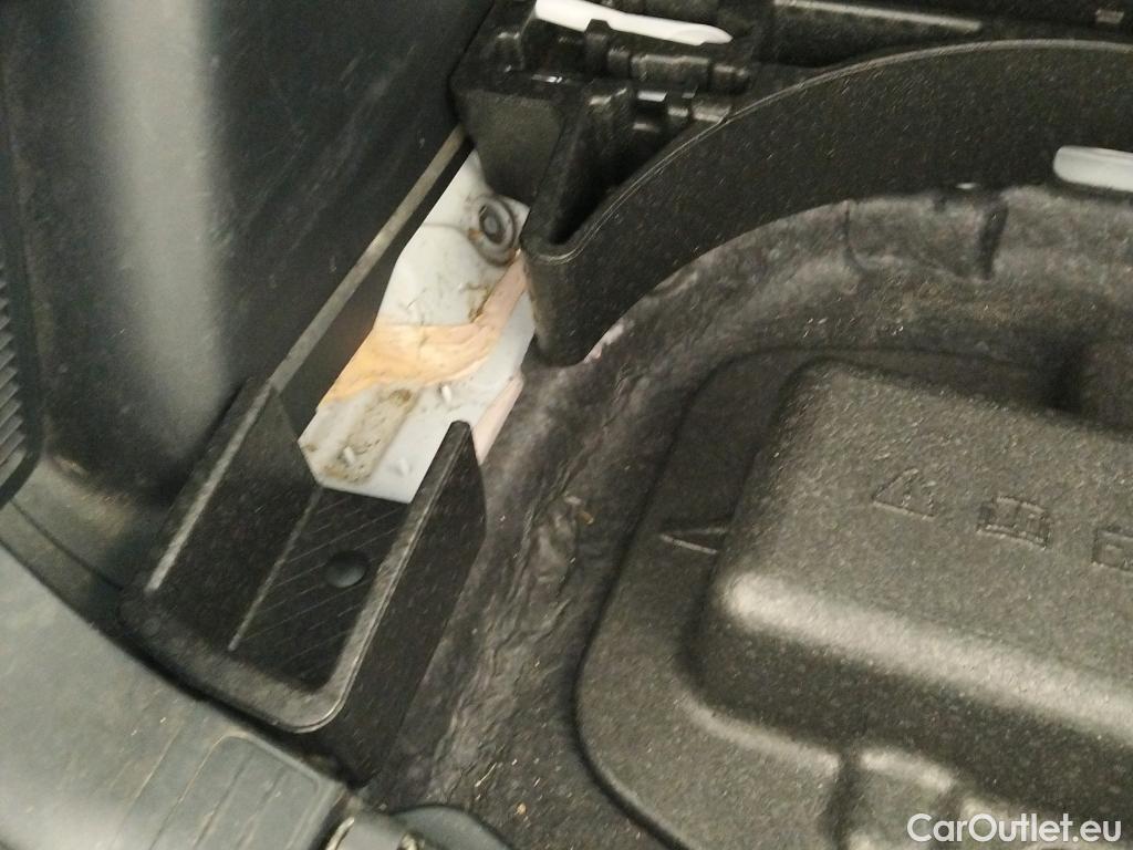  Ford  Kuga FORD  / 2019 / 5P / todoterreno Titanium 2.5 Duratec FHEV 140kW Auto #4