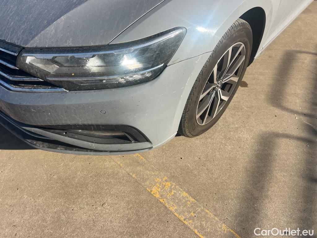  Volkswagen  Passat VOLKSWAGEN  / 2019 / 4P / sedán Executive 2.0 TDI 110kW (150CV) #9