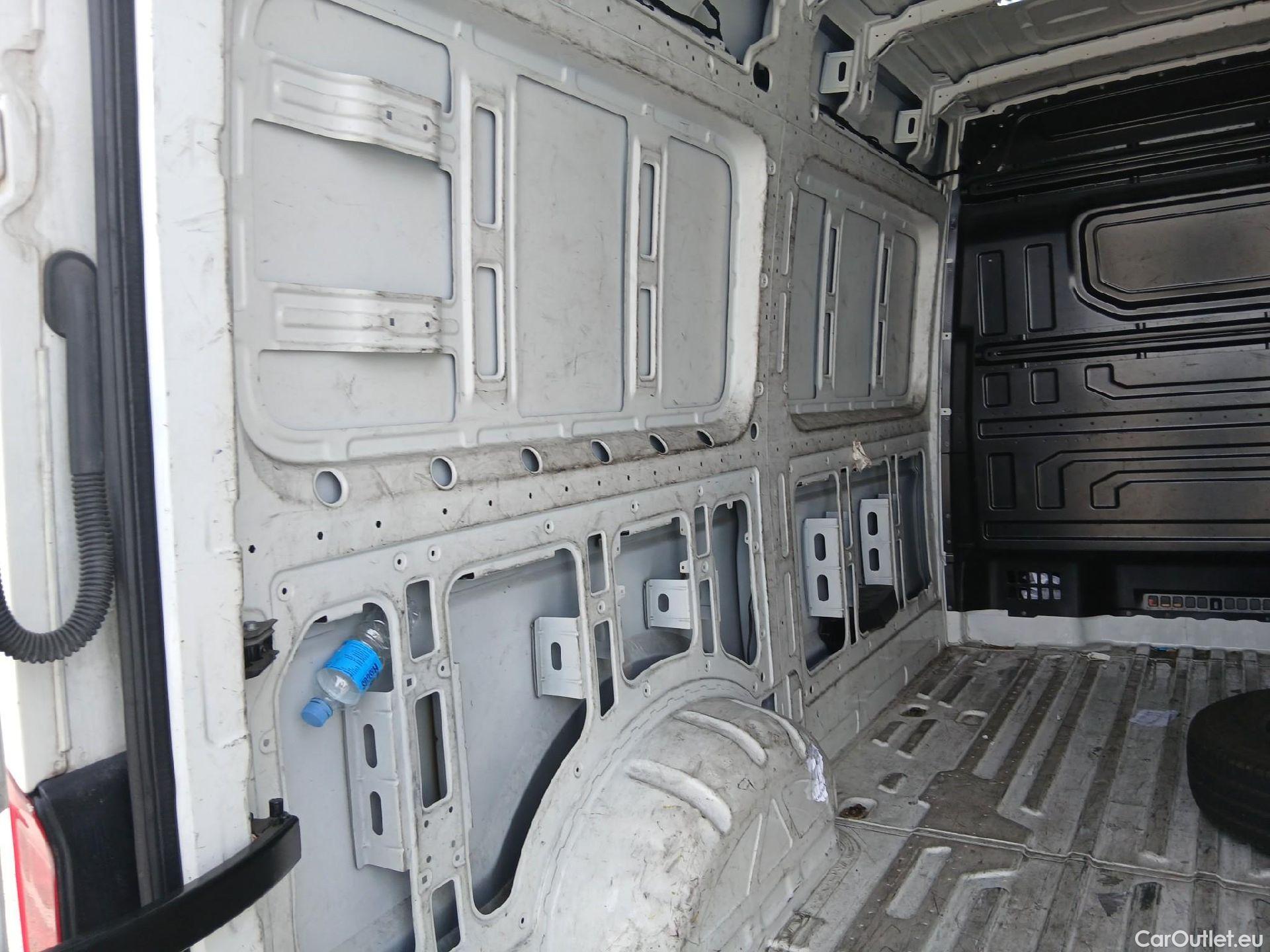  Volkswagen  Crafter VOLKSWAGEN  / 2017 / 4P / furgón 35 Furgón BM TN L3H2 2.0TDI 103kW(140CV) #30