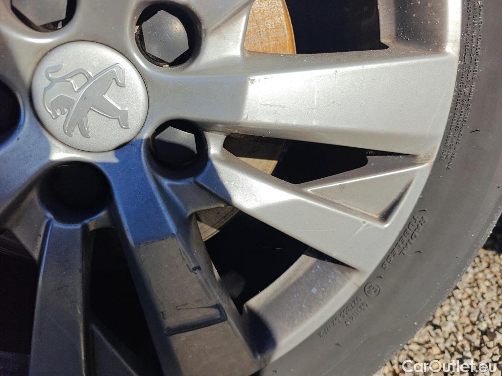  Peugeot  3008 PEUGEOT  / 2016 / 5P / todoterreno 1.5L BlueHDi 96kW (130CV) S&S Active #23