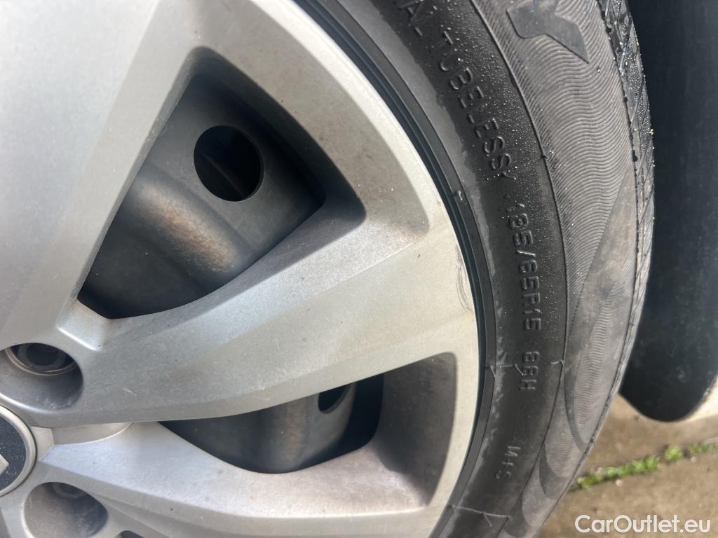  Renault  Clio RENAULT  / 2019 / 5P / berlina con portón Business TCe 74 kW (100CV) GLP #24