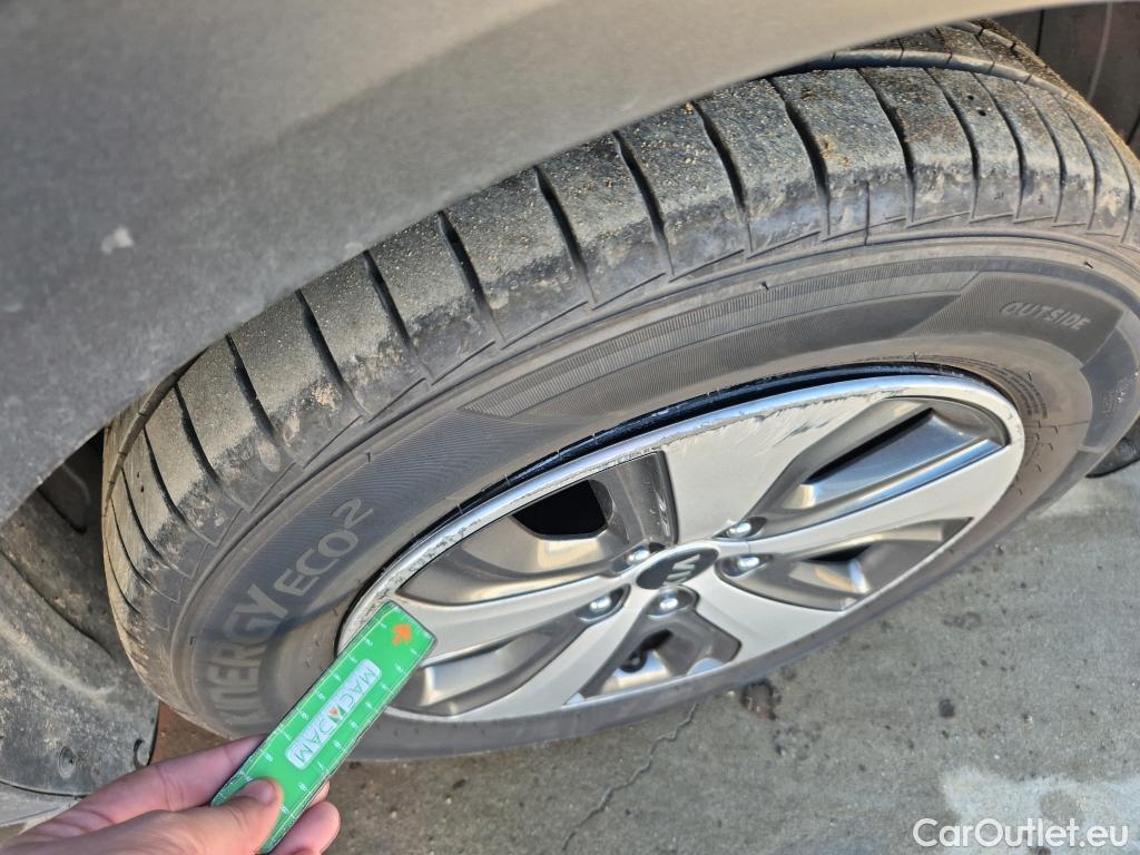  KIA  Niro KIA  / 2016 / 5P / crossover 1.6 GDi Híbrido 104kW (141CV) Drive #14