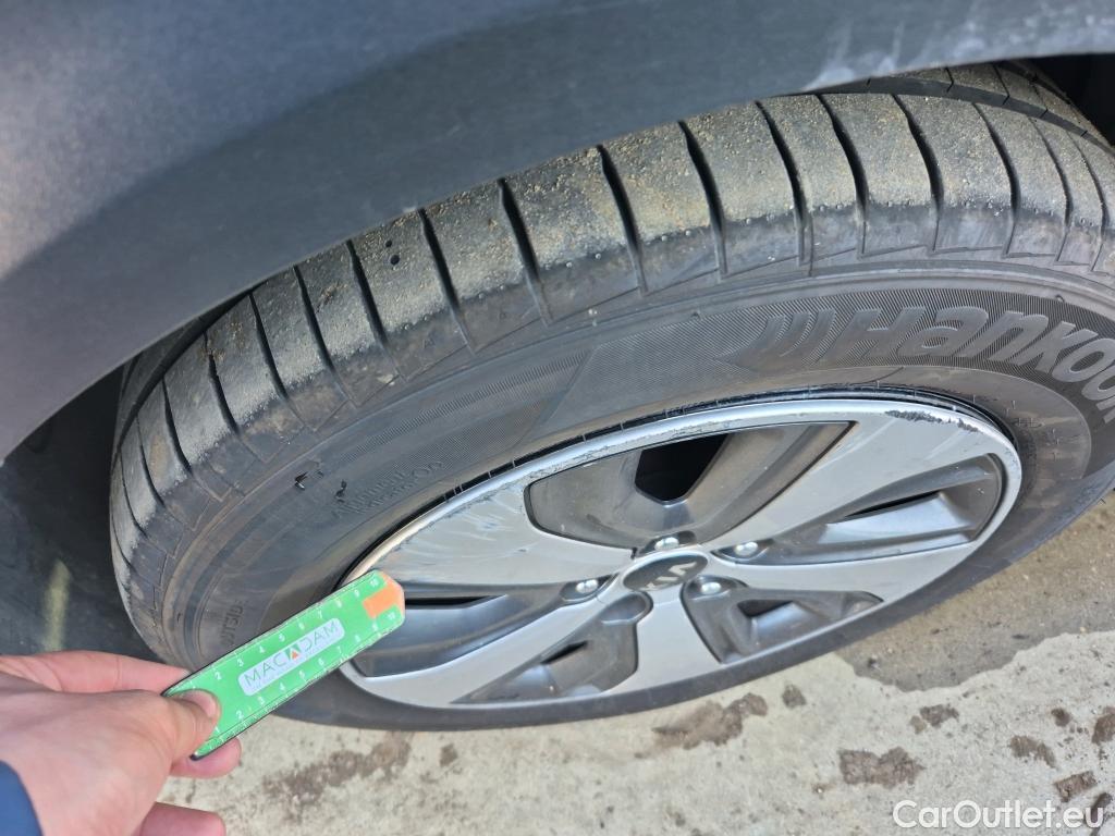  KIA  Niro KIA  / 2016 / 5P / crossover 1.6 GDi Híbrido 104kW (141CV) Drive #12