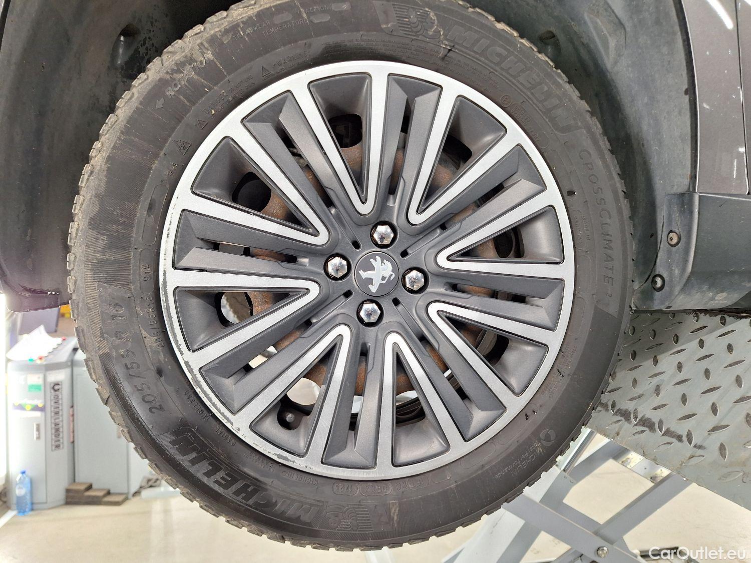  Peugeot  2008 Peugeot,  FL'16, Peugeot  1.2 Puretech 61kW S&S Active 5d #3