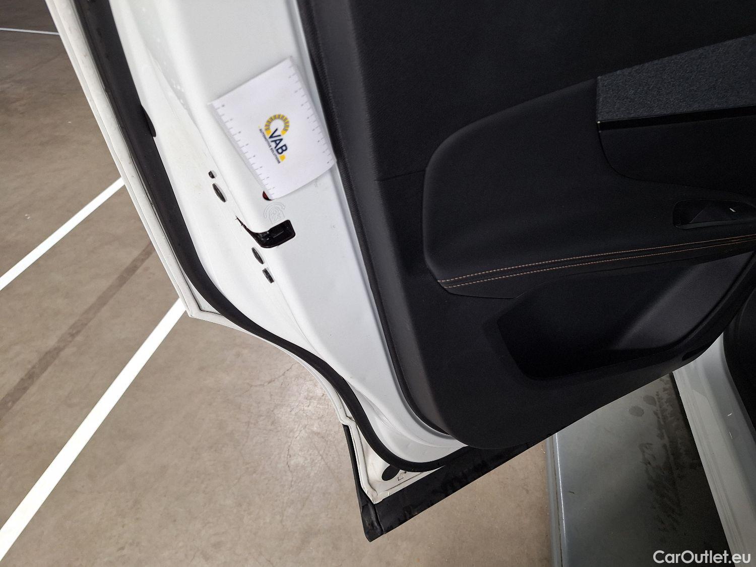  Peugeot  5008 Peugeot,  '16, Peugeot  1.6 PureTech 132kW S&S EAT8 GT Line 5 #28