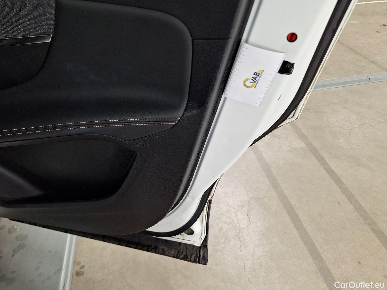  Peugeot  5008 Peugeot,  '16, Peugeot  1.6 PureTech 132kW S&S EAT8 GT Line 5 #19