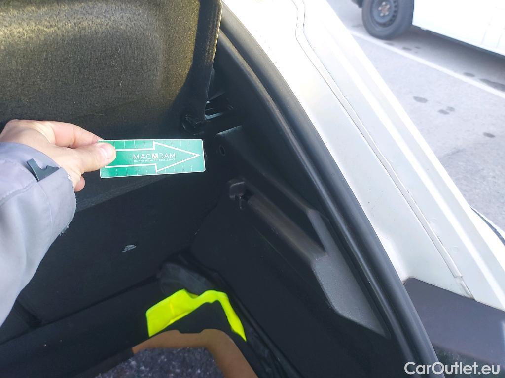  Peugeot  208 PEUGEOT  / 2019 / 5P / berlina con portón BlueHDi 73kW (100CV) Active #1