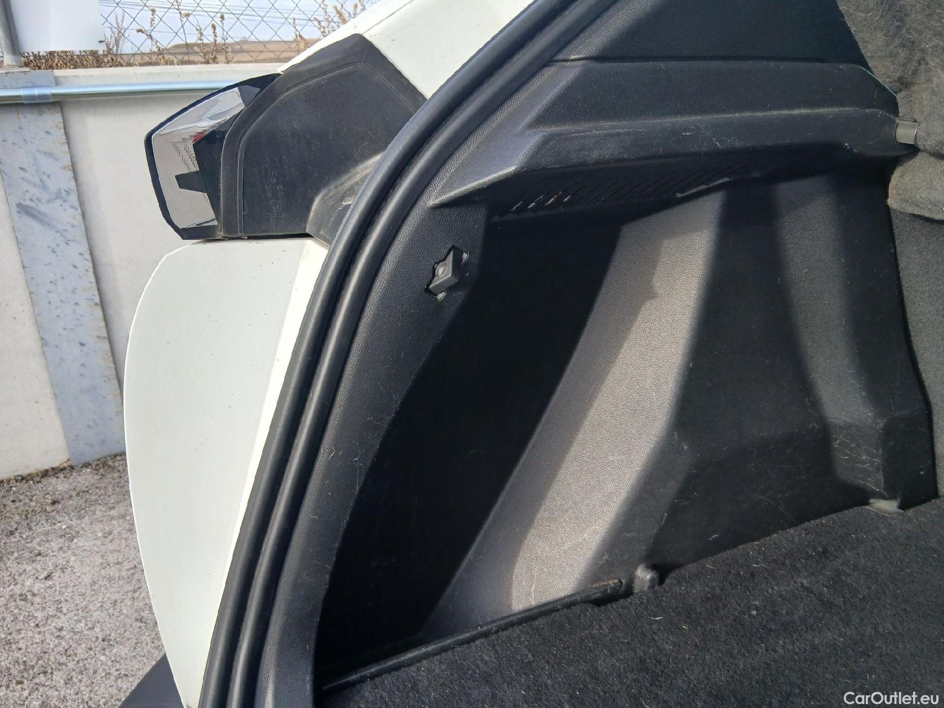  Peugeot  2008 PEUGEOT  / 2019 / 5P / todoterreno Active Pack BlueHDI 81kW (110CV) #22