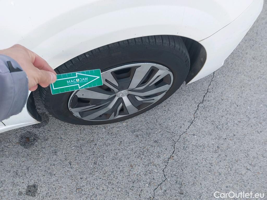  Peugeot  208 PEUGEOT  / 2019 / 5P / berlina con portón BlueHDi 73kW (100CV) Active #15