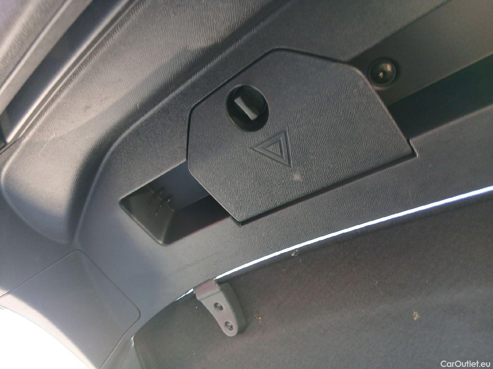  Peugeot  508 PEUGEOT  / 2018 / 5P / berlina con portón 5P Active Pack BlueHDi 130 S&S EAT8 #4