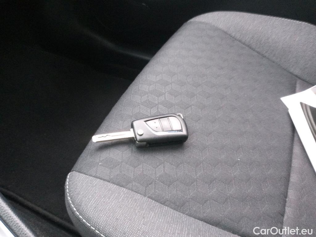  Toyota  Yaris TOYOTA  / 2020 / 5P / berlina con portón 1.5 120H Business Plus #1