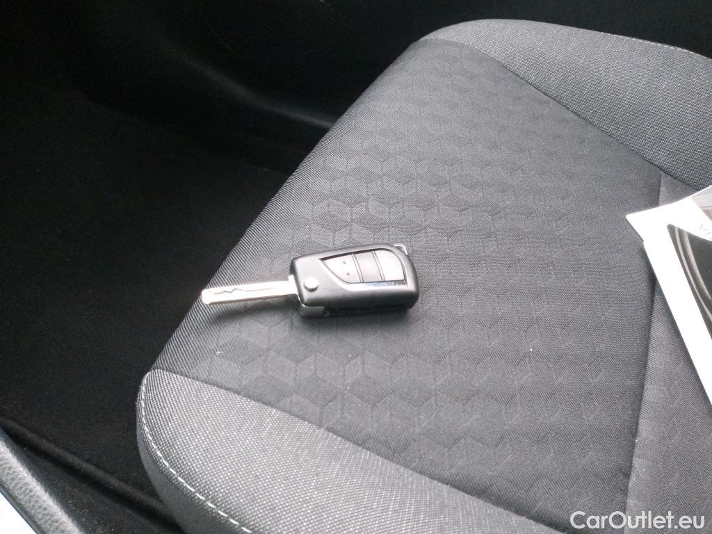  Toyota  Yaris TOYOTA  / 2020 / 5P / berlina con portón 1.5 120H Business Plus #2