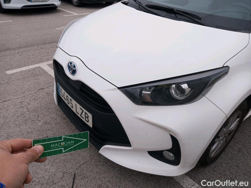  Toyota  Yaris TOYOTA  / 2020 / 5P / berlina con portón 1.5 120H Business Plus #4