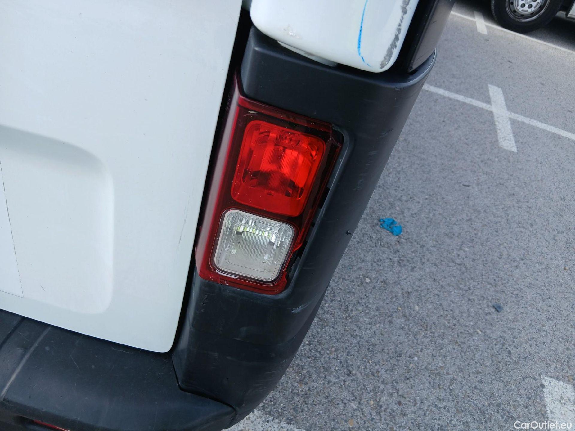  Nissan  NV300 NISSAN  / 2016 / 4P / furgón 1.6dCi 88kW (120CV) L1H1 1T BASIC #45