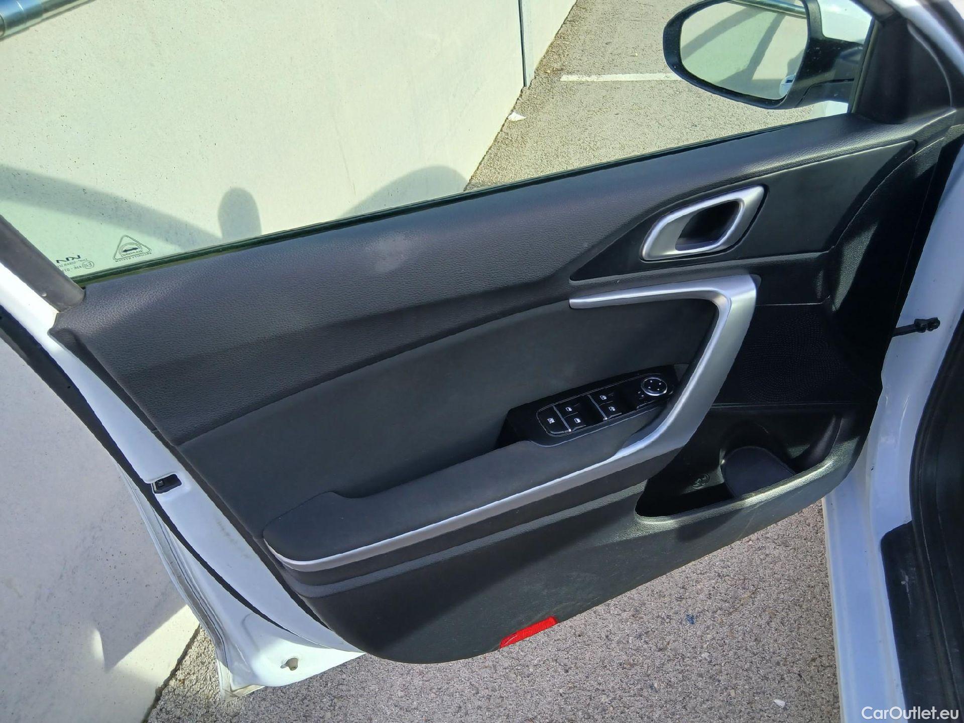  KIA  Cee'd KIA Ceed / 2021 / 5P / berlina con portón 1.6 MHEV iMT 100kW (136CV) Drive #10