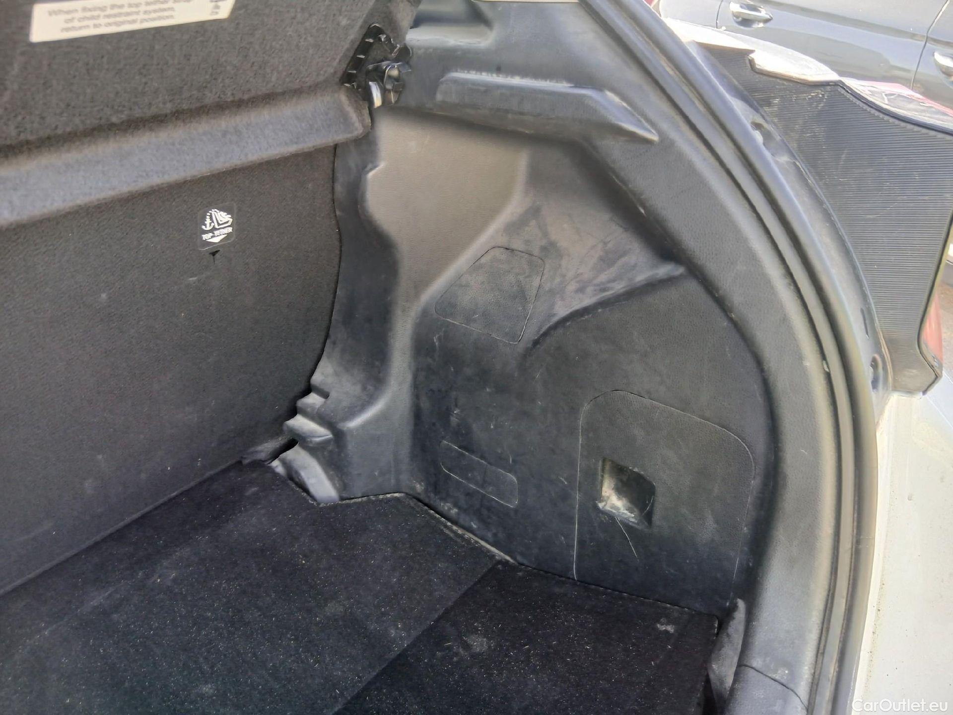  Toyota  Yaris TOYOTA  / 2020 / 5P / berlina con portón 1.5 120H Active Tech #49