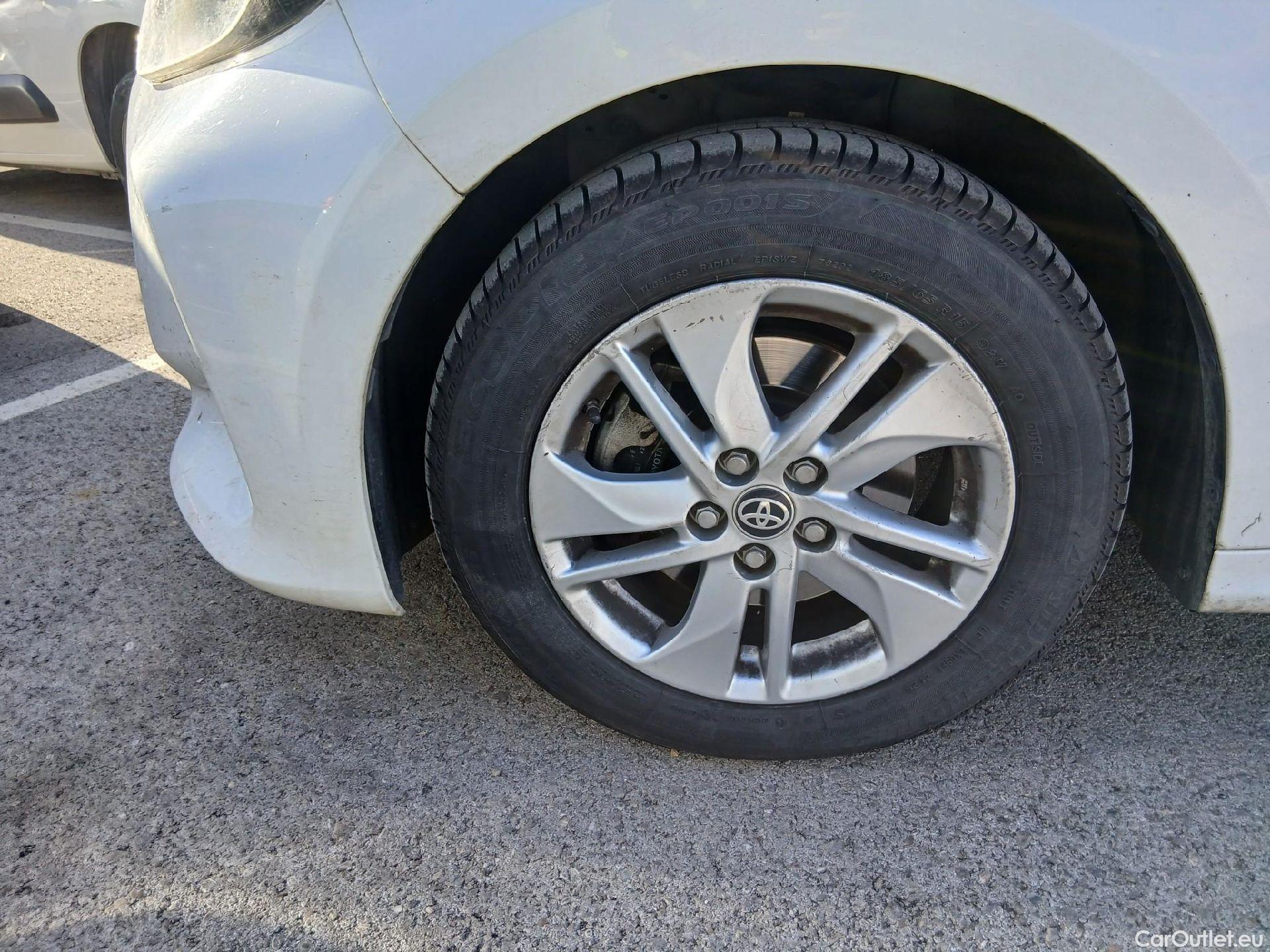  Toyota  Yaris TOYOTA  / 2020 / 5P / berlina con portón 1.5 120H Active Tech #45