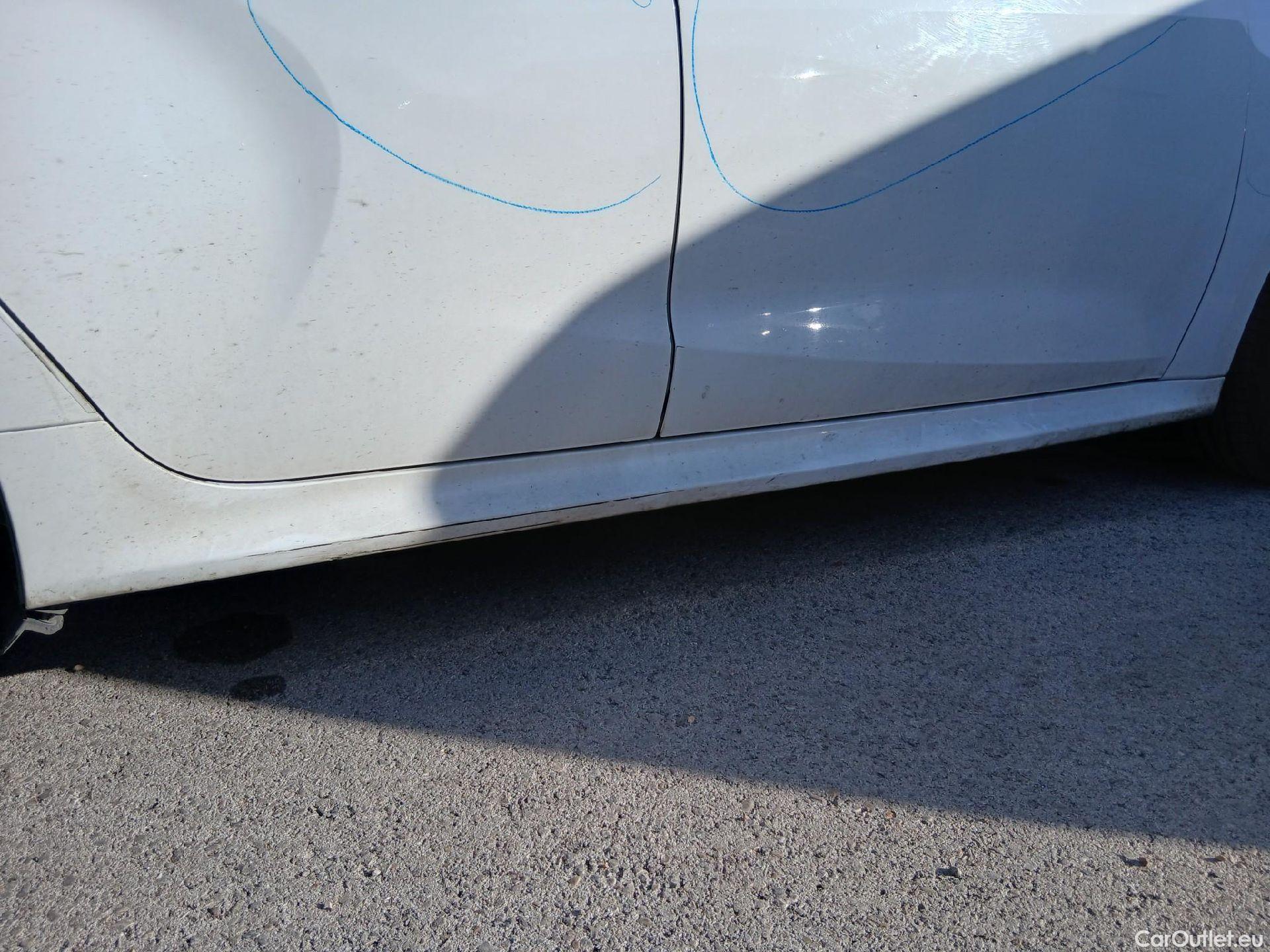  Toyota  Yaris TOYOTA  / 2020 / 5P / berlina con portón 1.5 120H Active Tech #36