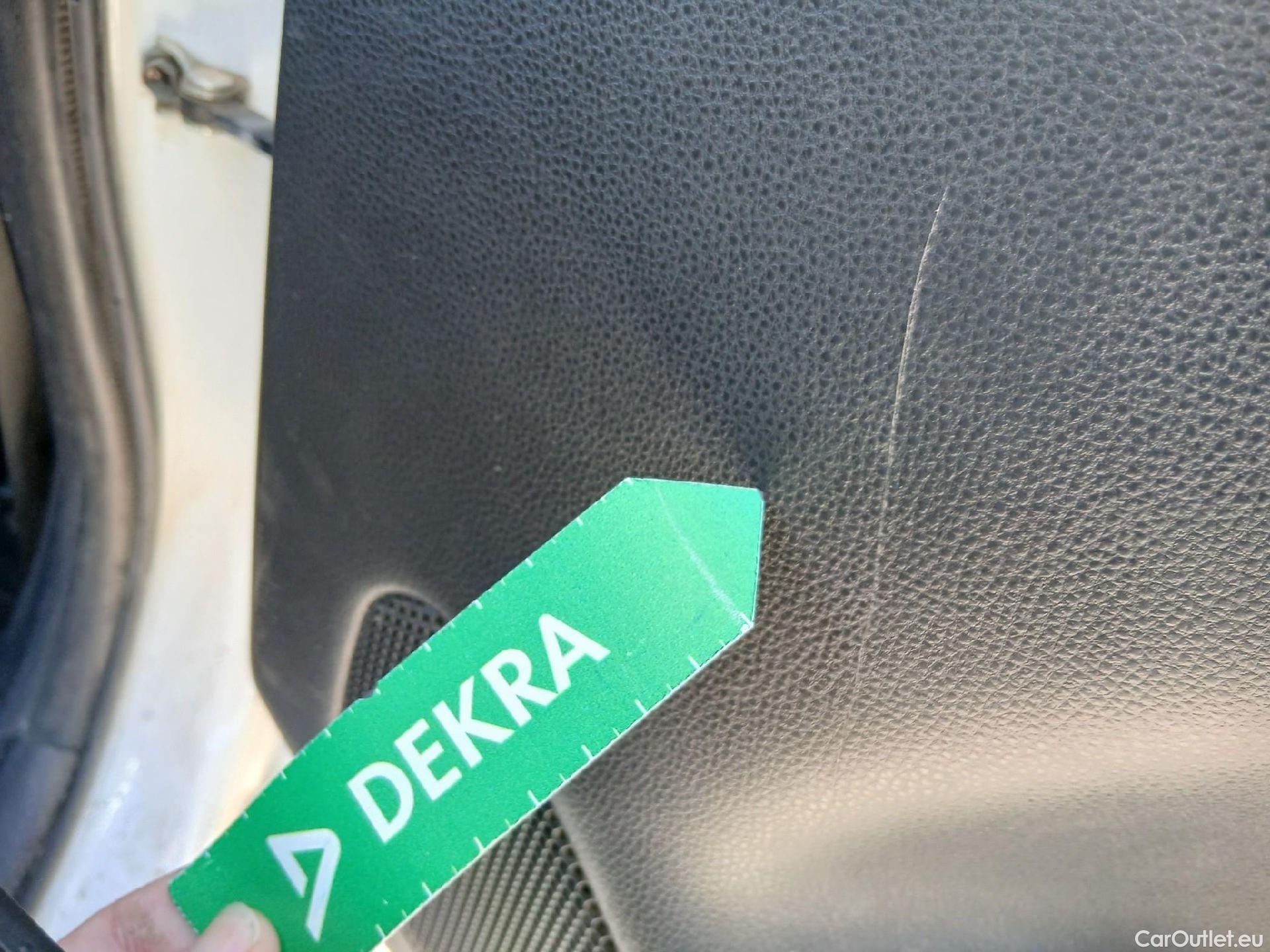  Toyota  Yaris TOYOTA  / 2020 / 5P / berlina con portón 1.5 120H Active Tech #50